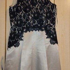 Vestido de encaje negro y raso champan
